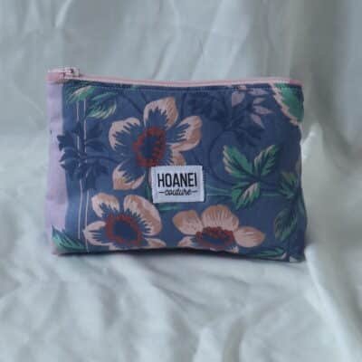 Pochette bleu et violette à fleurs